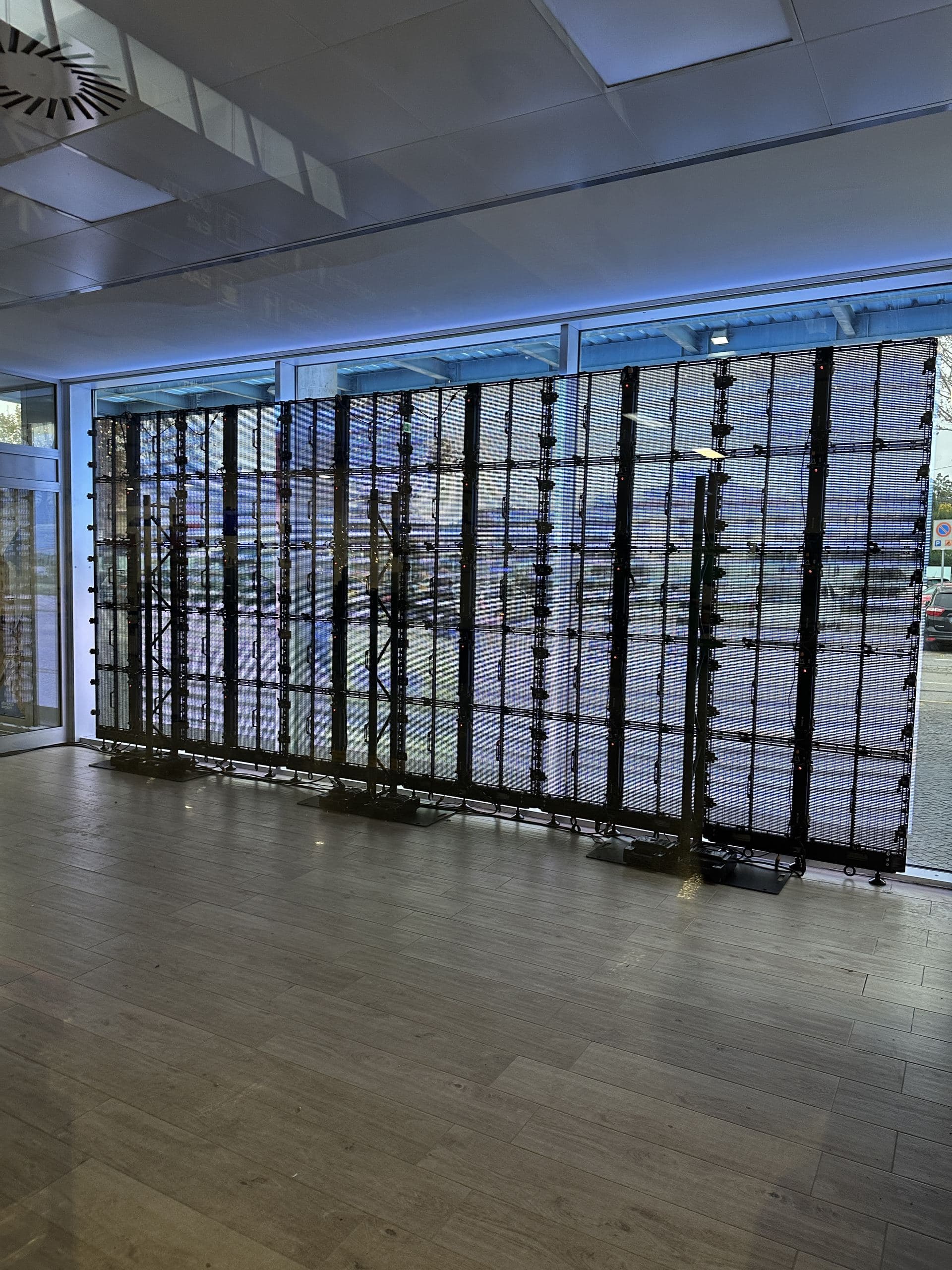 Retro Installazione ledwall in vetrina Aereporto d'Abruzzo